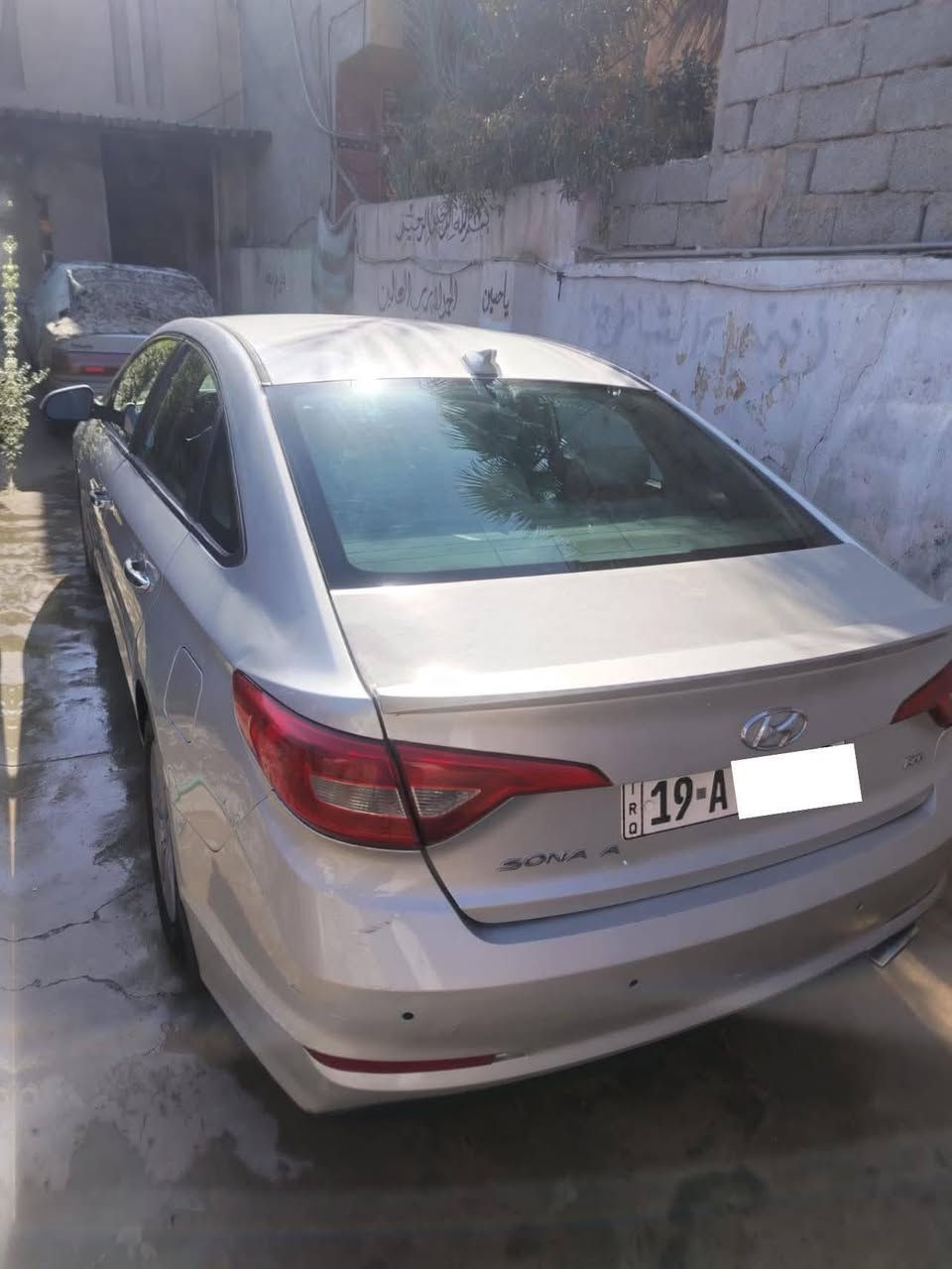 السلام عليكم
سوناتا 2015 امريكي 

رقم كربلاء دولي 

سنويه لل 27 مجدده 

بااسمي 

مكينه 2400  

ضربه الجاملغ الخلفي الايمن عكس السائق وشويه ملاحض بيه من الجنطه 

السياره عليها ادامه كامله وتخم تاير جديد

ماشيه 112 ميل 

السعر  112 وبيه مجال 

الرقم. ***********

*********** 

مكان السياره بغداد حي النصر

