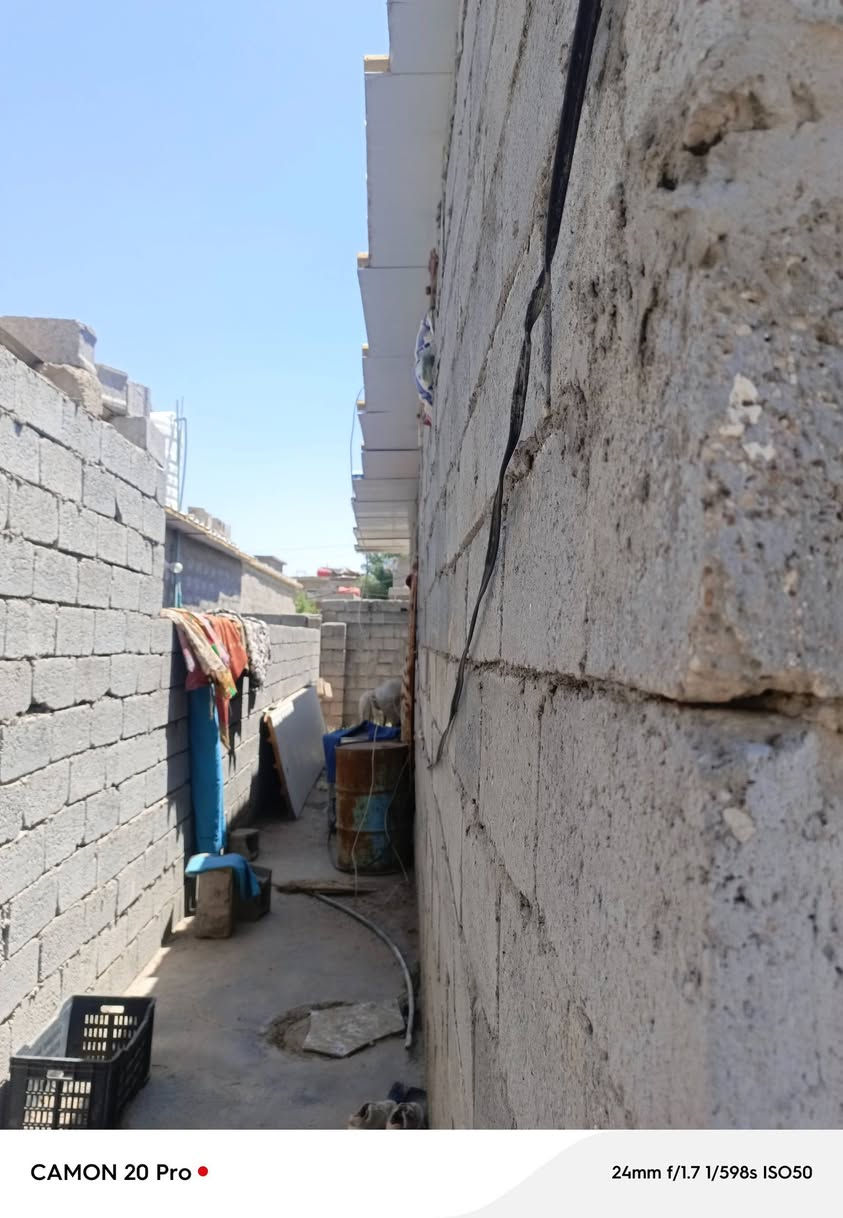 ألسلام عليكم بيع مستعجل بسبب الوعود الكاذبه رجائآ موشراي ليراسل دار الموقع حي جواد المياه 190 متر جنس الأرض صلاح زراعي تابع الى بلدية جبله معامله تطويب كامله يبعد عن تبليط 80 متر غرفتين 5في 4 جاهزات أرضيه بورسلين جدار جص وبورك كهربائيات هول علا طول غرفتين  أرضيه صبه حمام داخلي كهرباء مطبخ 4في 3 ارضيه صبه كهرباء ستقبال 6 في 4 ارضيه صبه كهرباء صحيات خارجيه كامله شراي يراسلني خاص او تصال ***********
