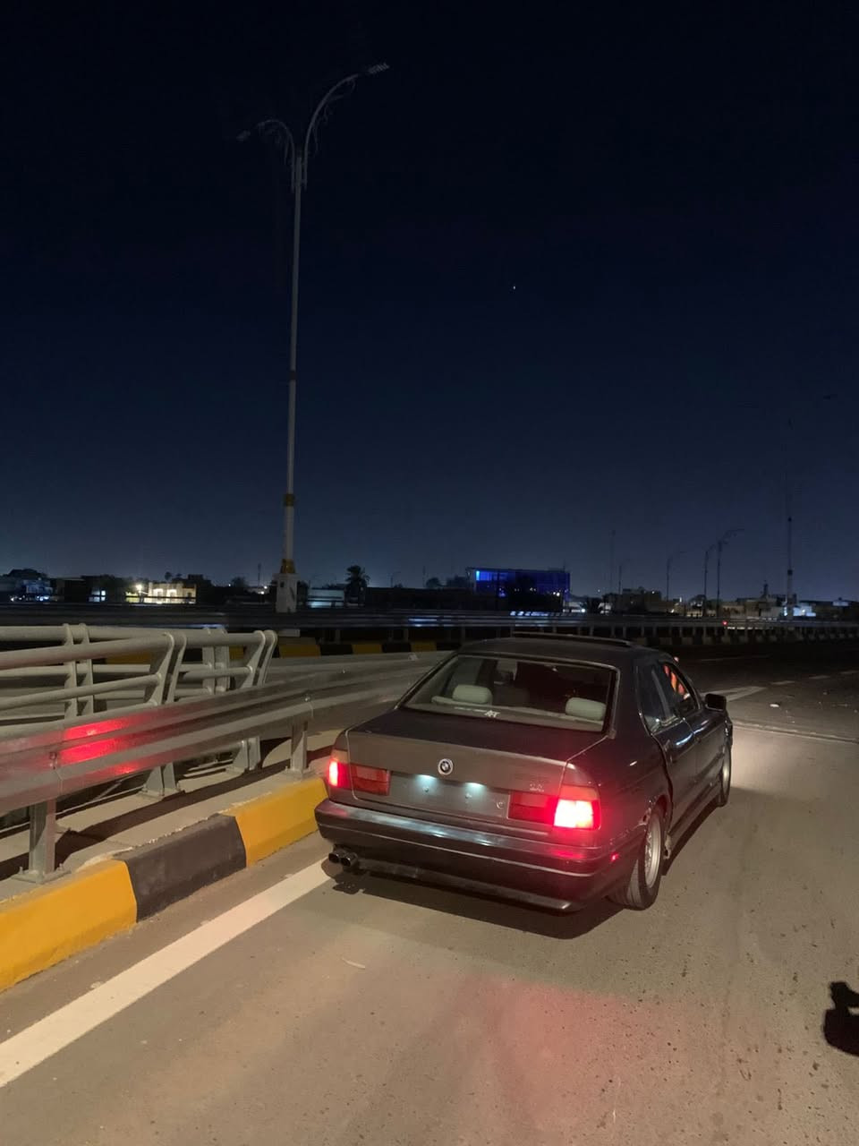 السلام عليكم BMW 525i  موديل ١٩٩١ مسكر عدله كهربائيات كله شغال كير جديد تخم وياله جدد هو وتايرات جديد سلايد شغال   حداديه جديد 100%    امامي خلفي قاعدة فيتبم كامله بيه طخه بالجاملغ الخلفي كما موضح بالصوره سيارة باسمي رقم بابل انكليزي الجديد سنويه ل2030 السعر 45 وبيه  مجال رقم الهاتف *********** العنوان حله مركز  بيع او مراوس ب إيراني سمند او بيجو بارص  خصوصي من بابل حصراً
