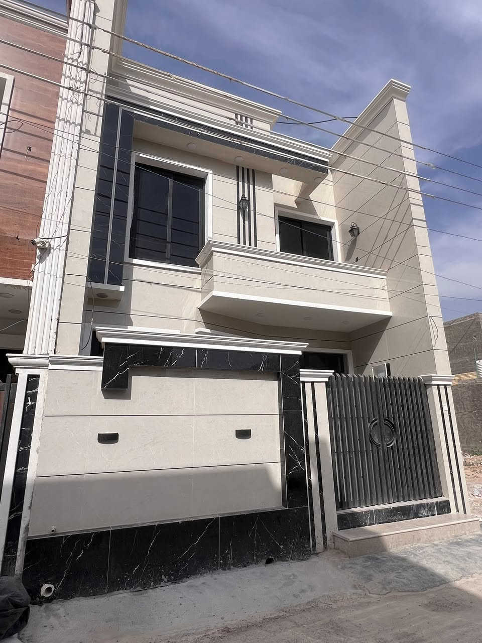 بسم الله ماشاءالله
🏠#دار_للبيع   100متر واجهيه 6،25متر نزال 16متر
  طابقين   بناء حديث وتصميم متكامل ✨️

يحتوي البيت. ع[3غرف نوم -استقبال -صحيات عدد 2- صالة- ومطبخ] البيت شغل درجة اولى 

مع الخدمات[ماي-كهرباء-تبليط]✨️

🔴ملاحضه البيت جاهز للسكن 🔑

⬅️نوع العقار  طابو زراعي سند 25 اقرار محكمه 

⬅️العنوان #بغداد_الدوره_البوعيثه   
       مجمع الحليم 
🔴للاستفسار  خاص او الاتصال ع  الرقم 
☎️***********
