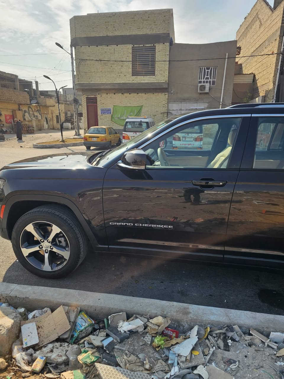 جيب كراند شيروكي 5 راكب لمتد بلص
الموديل: 2023 (خليجي) رقم بغداد
 
المحرك: ‎  V6 3.6L
العداد: (20 الف كيلو) 
المواصفات:
* دفع رباعي 4x4. 
* رادار امامي مع مانع تصادم. 
* تحذير الخروج عن المسار . 
* تحذير النقطة عمياء ⚠ .
* نظام تحذير عند التقاطعات.  
* نظام تقليل الضجيج داخل المقصورة. 
* إناره محيطيه
* شاحن موبايل وايرلس. 
* تعديل وضعيات مقود السائق كهربائيا. 
* مرايا تعتيم ذاتي. 
* نظام الصوت من الپاين 10 سماعة. 
* ويل قياس 20 انج.
* سقف بانوراما.   
* شاشه كبيرة 10.1 انج . 
* نظام الخرائط (GPS).
* لوحة القيادة بقياس 12 أنچ. 
* كير شفتر بالستيرن. 
* كاميرا محيطية 360 درجة. 
* 4 كاميرات خارجية مع بخاخات ماء للتنظيف. 
* كاميرا للمرأة الداخلية. 
* المصابيح الأمامية LED.
* كشافات الضباب LED. 
* دخول ذكي. 
* بصمة على 5 ابواب للدخول الذكي. 
* تشغيل عن بعد.
* الصندوق الخلفي كهربائي.
* فرش المقصورة الداخلية من الجلد الفاخر.
* ذاكرة لحفظ وضعيات الجلوس للسائق. 
* المقاعد الأمامية كهربائية.
* المقاعد الأمامية تبريد وتدفئة.
* المقاعد الخفية تدفئة.
* ستائر للشبابيك الخلفية.
* حساسات امامية. 
* حساسات خلفية. 
* 5 راكب.
* مكيف خلفي مع وحدة تحكم منفصلة. 
* تدفئة ستيرن. 
* مانع تصادم خلفي.
* بلوتوث تلفون. 
* محدد سرعة. 
* نظام التشغيل والاطفاء الاوتوماتيكي ( Auto Start System ).
*ب390 بيها مجال قليل 
بيها فقط طخه كلش صغيره موضحه بأخر صوره الباقي كفاله عامه
***********
***********
