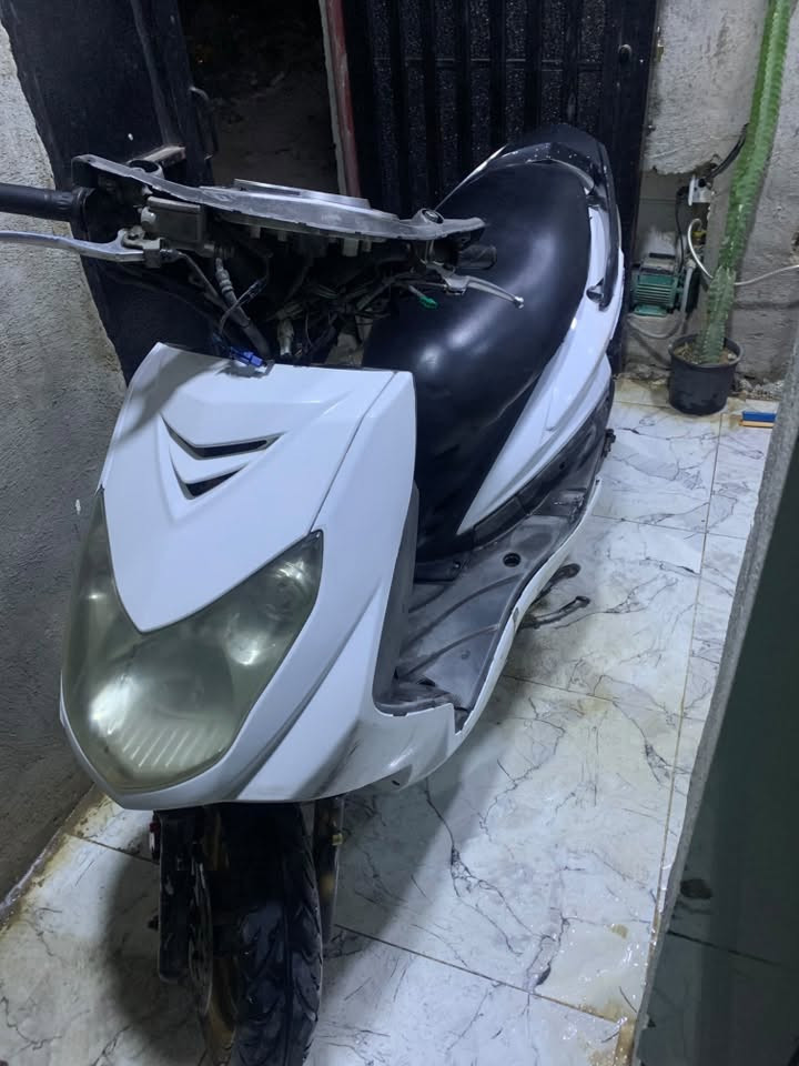 سلام عليكم سكنس فحل ياباني نوزل دراجه بيها نقوصات بسيطه دراجه مكينه لا تبخير ولا تنقيص رايدها ٤٠٠وبيها مجال حك الجيه وكفراتها كامله موجوده للاتصال متوفر وتساب ***********عنواني بغداد الدوره
