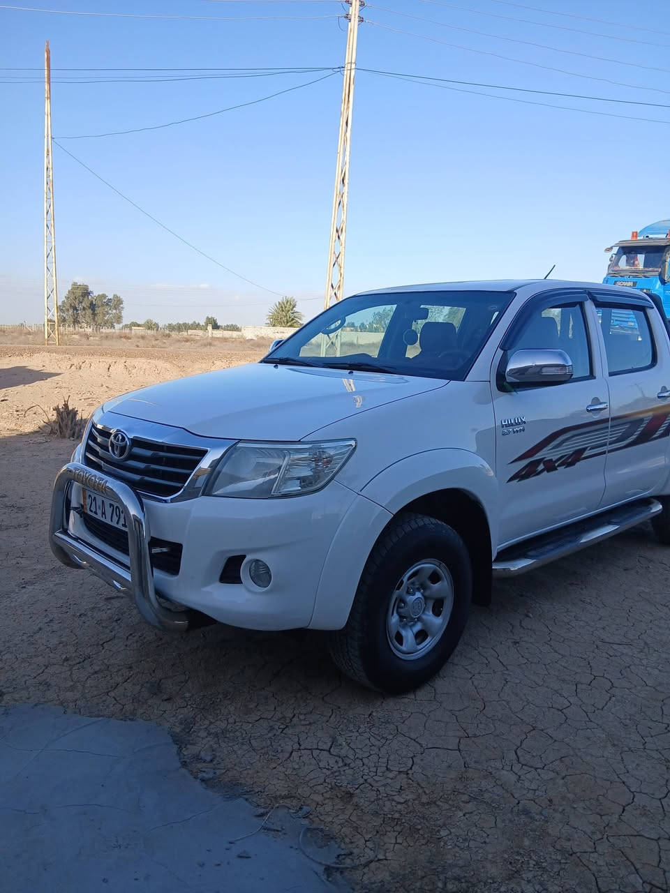 هايلوكس موديل 2012 فور ويل مكفولة الشراي يتصل  ***********
