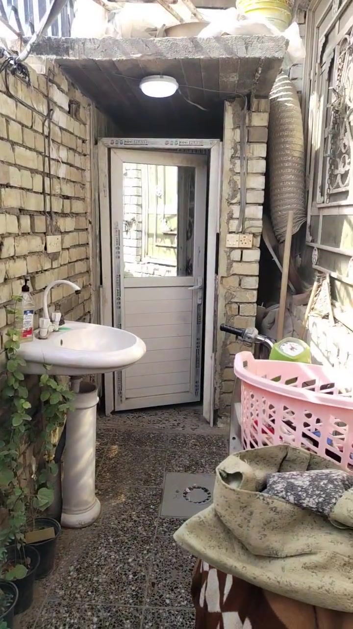 دار في الدسيم بالبدايه اول متدخل من  شارع سوق العوره قرب المنتزه ركن أول فرع  مساحة ٧×١٢. هاتف ***********  سعر ٧٥
