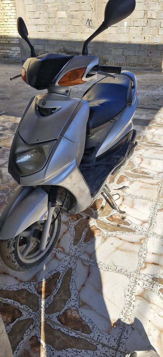 سلام عليكم دراجه سكنز فحل حلوه ونضيفه بس متروكه ب 400 رقم ***********
