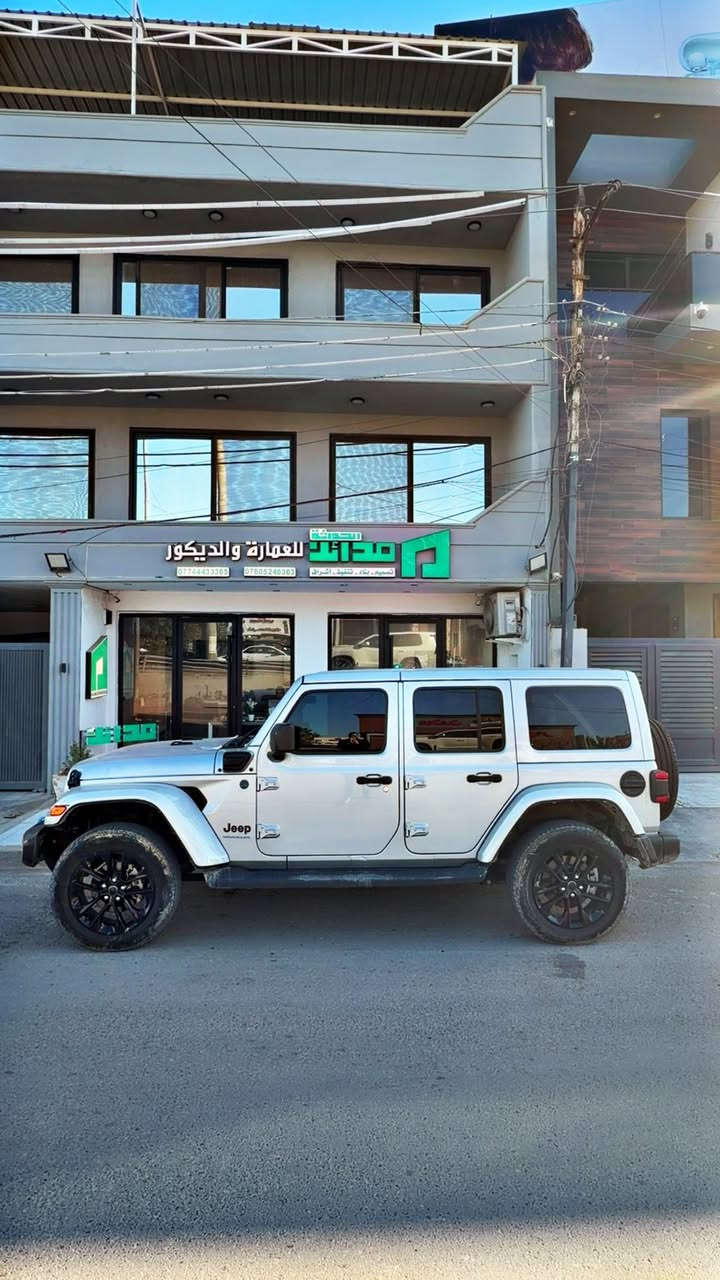 السلام وعليكم 
للبيع 
حيب رانكلر موديل ٢٠٢٤ 4xe
محرك 4 سلندر ثلاث انظمة قيادة 
السيارة طيارة 375 حصان

ماشيه ١٨ الف كيلوا 
السيارة بحالة الوكالة جديدة كلش 
فول الفول للأخير صحارى فئه خاصه 
جلد اسود تطريز بلون جوزي
كشنات كهرباء 
كشنات تدفئه
سترين تدفئه
كاميرا اماميه
زراك كاميرا 
كاميرا خلفيه
مرايه وسطيه اوتودم 
رادار حانبي 
رادار خلفي 
رادار امامي
سياقة ذاتيه 
بريك طوارئ تلقائي
كشافات اماميه 
ليد كل الانارة اللي بالسيارة 
ايرباك عدد ٦ 
نظام صوت Alpine 
امبليفاير بالجنطة بيها صوت كلش قوي 
شاشة كبيرة بيها كل اعدادات السيارة 
بيها نظام Alexa 
شاحة السيارة كيبل شحن سريع 
ويجي وياها بطارية اضافيه تشحن بيها من السيارة لسيارة ثانيه 
نظام تعليق solid axle يجي بالصحارى يكون مريح للأستخدام اليومي 
السيارة فول للاخير وقليل تجي هيج مواصفات 
كلش جديده بعدها بحالة الوكالة حادثها كلش خفيف بدون ايرباك بدون دواخل 
رقم سليمانية بأسمي
جام مظلل امامي ٥٠ ٪؜
جام مظلل خلفي ٨٠ ٪؜ 
كتاب تظليل من سليمانية بشهر الواحد باقيله اقل السنه ويسقط 

مكاني السيارة حي الجهاد 
او السيدية 
سعر السيارة 36.800$$ الف دولار ‼️‼️
هذا رقم تليفوني

*********** تفضل اتصل وتدلل
