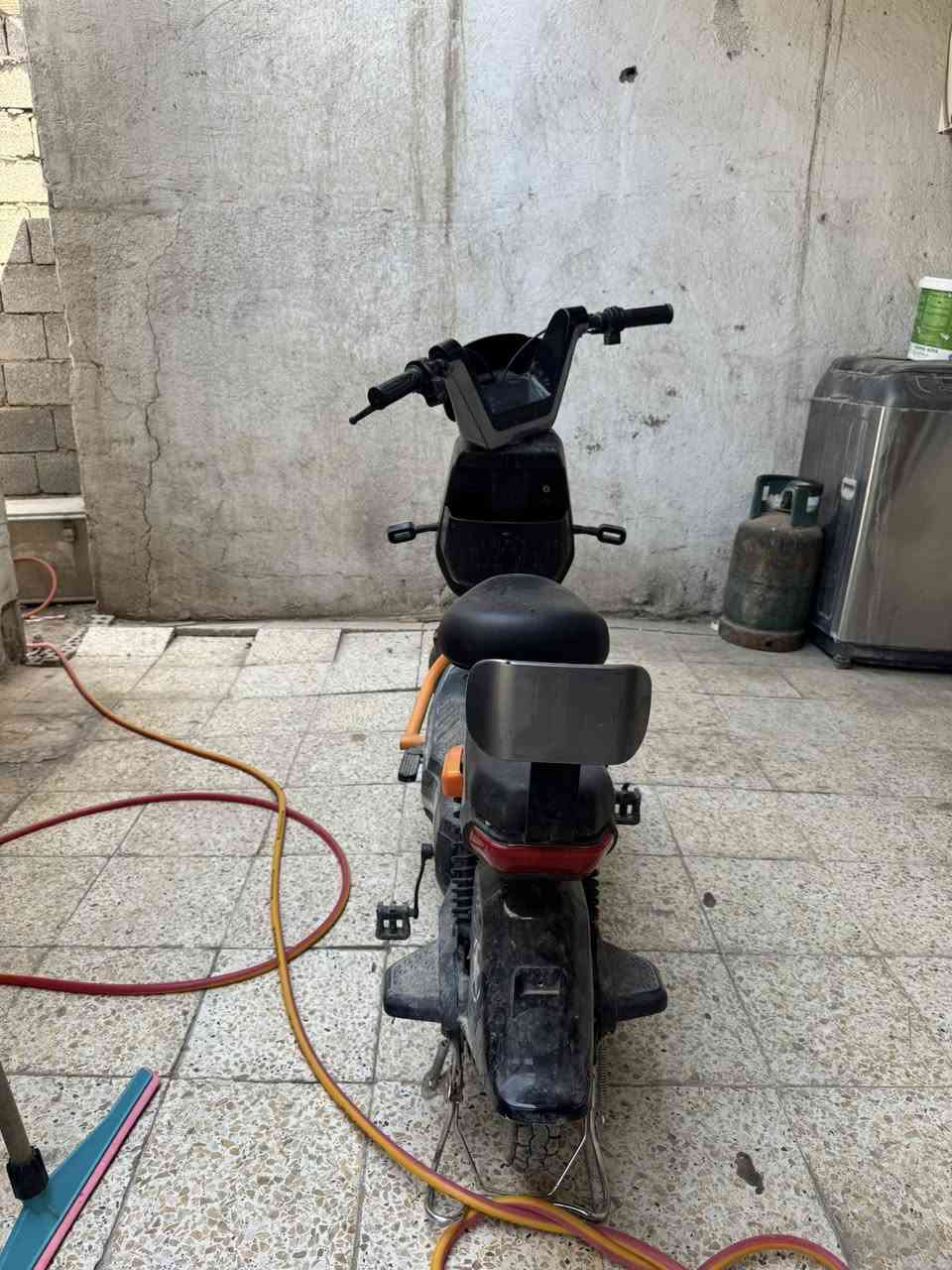السلام عليكم دراجه شحن حجم ١٤ جديده مستخدمه شي قليل عوزهه بس شاحنه لاستفسار اتصال عله الرقم*********** مكاني بغدادالسعر ٢٥٠
