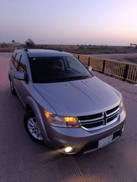 دوج جورني موديل 2016 رقم بغداد. اللون سلفر محرك 3600. تبريد 3 قطع سبعة...