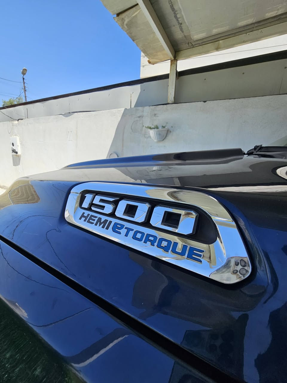 ​📣 للبيع: رام 1500 بيك هورن يتورك (RAM 1500 Big Horn) موديل 2022
المواصفات الأساسية:
• ​المحرك: HEMI eTORQUE 5.7L (قوة وعزم مع توفير ذكي للوقود).
• ​نظام الدفع: 4 \times 4 (دفع رباعي).
• ​الفئة: Big Horn / Crew Cab (باب طويل بدي قصير  - مساحة داخلية واسعة جداً).
• ​اللون: أزرق ملكي مميز.
​🔍 وضع السيارة الحالي (شفافية كاملة):
• ​الداخلية والميكانيك: السيارة بحالة ممتازة جداً (نظافة تامة من الداخل، محرك، كير، وصدر بحالة ممتازة جداً وضع شركه ).
• ​تقرير الحادث السابق : مرفق بالصور حادث أمريكي سابق (ضربة جاملغ خلفي أيمن ، بدون أي تأثير على الشاصي او  المحرك، أو الإيرباغات او الكير ). تم التصليح باحترافية عالية والسيارة جاهزة للفحص بالكامل.
• ​الرقم: لوحة أربيل (22 G).
• الرقم شاصي 1C6SRFFT5NN411754
مواصفات 
كامره خلفيه . مرايا جانبيه كهربائيه . المصابيح الاماميه ليد 
التشغيل عن بعد . كشاف ضباب . تحكم كتروني الثبات مثبت
 سرعه تكيفي . ضوء ترحيبي 
رقم تواصل اتصال او وتساب 
سعر : 290
ابو انس  : ***********

