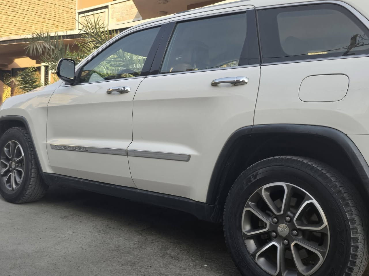 السلام عليكم اخوان جيب لاريدو موديل 2011 للبيع  ضررها شاملغ عكس السائق و شويه بالباب  ما بيها ايرباك  السعر 157 
مكان السياره بغداد الغزاليه 
رقم التواصل واتس اب ***********
