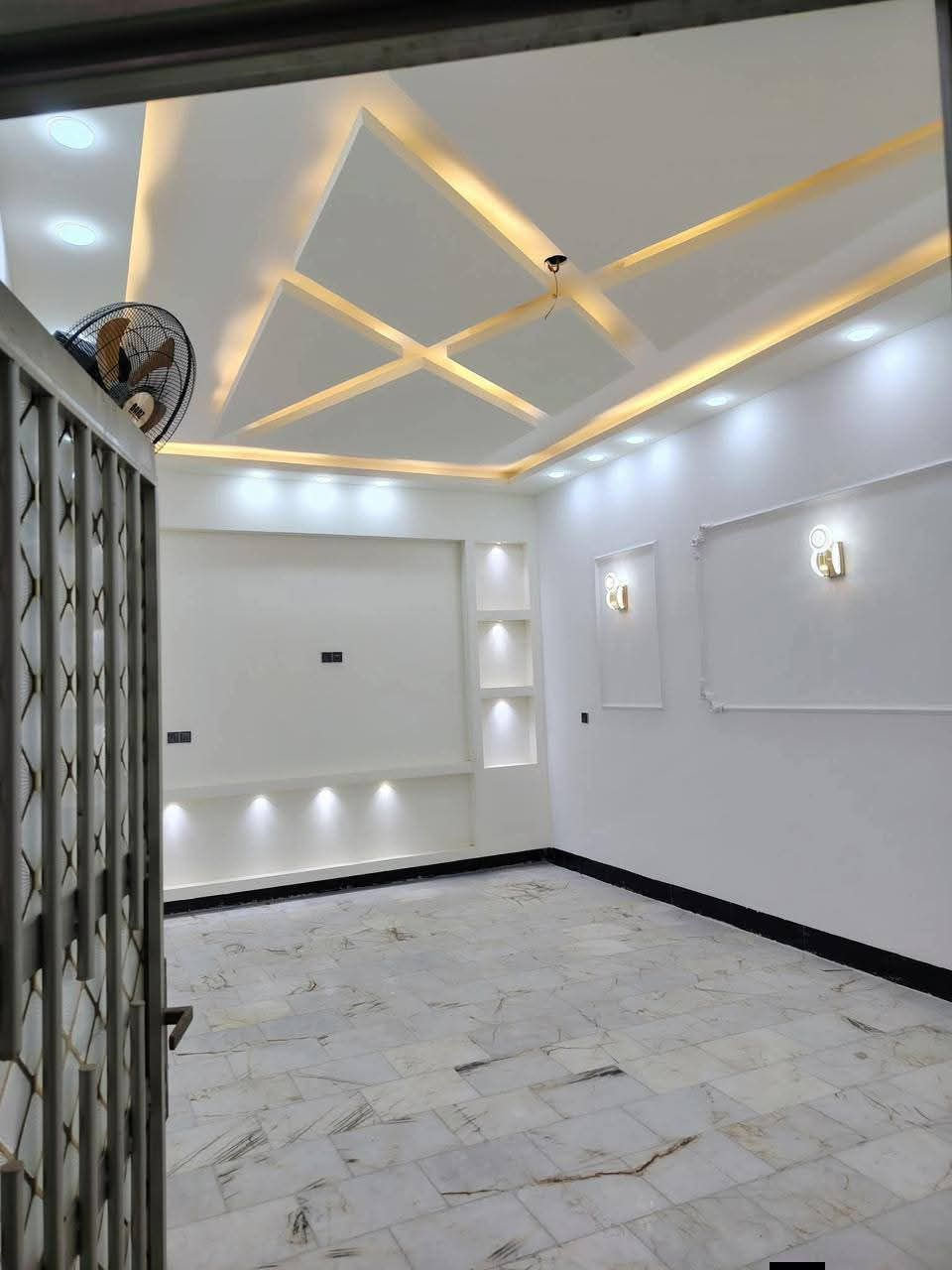 سلام عليكم ورحمة الله بيت طابقين 112 متر
مقابل مستشفى الكفيل 
العنوان حي الفتح خلف تجاري مباشر سند ٢٥ كامل خدمات ماء مجاري كهرباء وتبليط تحويل بسمك وقرار محكمه

البناء طابوك جمهوري درجه اولى
ديكورات مغربيه ارضيه مرمر واجه ملكيه

البناء فول بس جيب غراضك وكعد

تفاصيل البيت

استقبال وصاله ومطبخ وصحيات داخليه وخارجيه ومنور

الطابق الأول
٣ غرف نوم وصاله وصحيات وسطحين

الاستفسار ***********
***********

بسعر مغري بلاش
