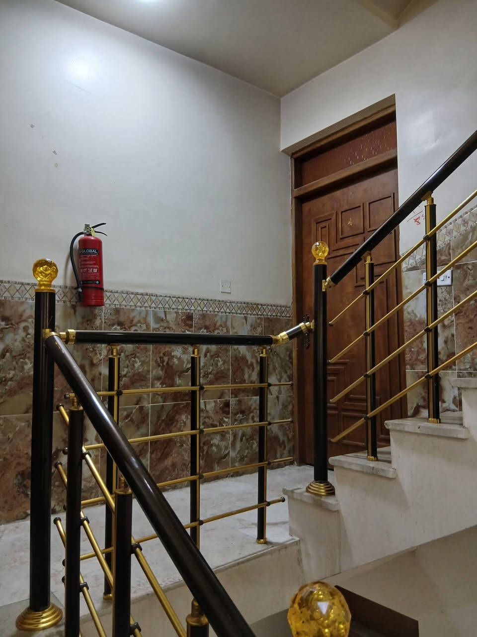 السلام عليكم 
شقة الايجار طابق ثاني عوائل صغيرة فقط الطالبية البيضاء بناية سوبر ماركت اميرة مقابل معجنات البيروتي 
***********
