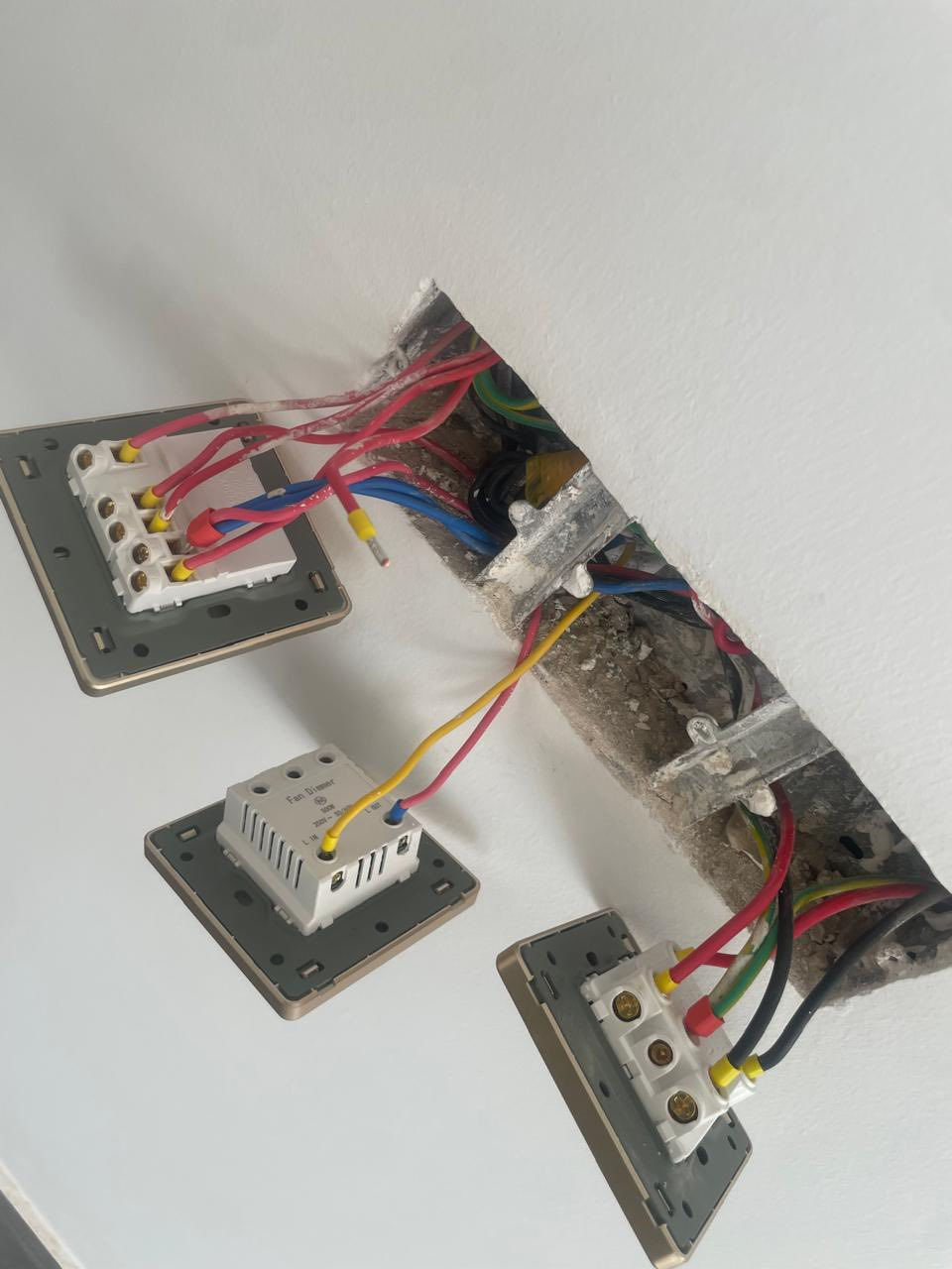 مستعدون  لتنفيذ وتأسيس الأعمال الكهربائية للمباني السكنية والتجارية والصناعية، وفق المواصفات الفنية المعتمدة ومعايير السلامة العامة، وبخبرة عملية تضمن جودة التنفيذ ودقة العمل وبكادر هندسي متميز .

 • تأسيس وتمديد الأسلاك الكهربائية (الانارة ، المفاتيح ، الأحمال الخاصة )
 • تركيب بوردات  التوزيع الرئيسية والفرعية.
 • تمديد منظومات التأريض والحماية من الأحمال الزائدة.
 • تركيب الإنارة الداخلية والخارجية.
 • فحص وتشغيل المنظومة الكهربائية والتأكد من سلامتها.
 • صيانة وإصلاح الأعطال الكهربائية عند الحاجة

التواصل :
***********
