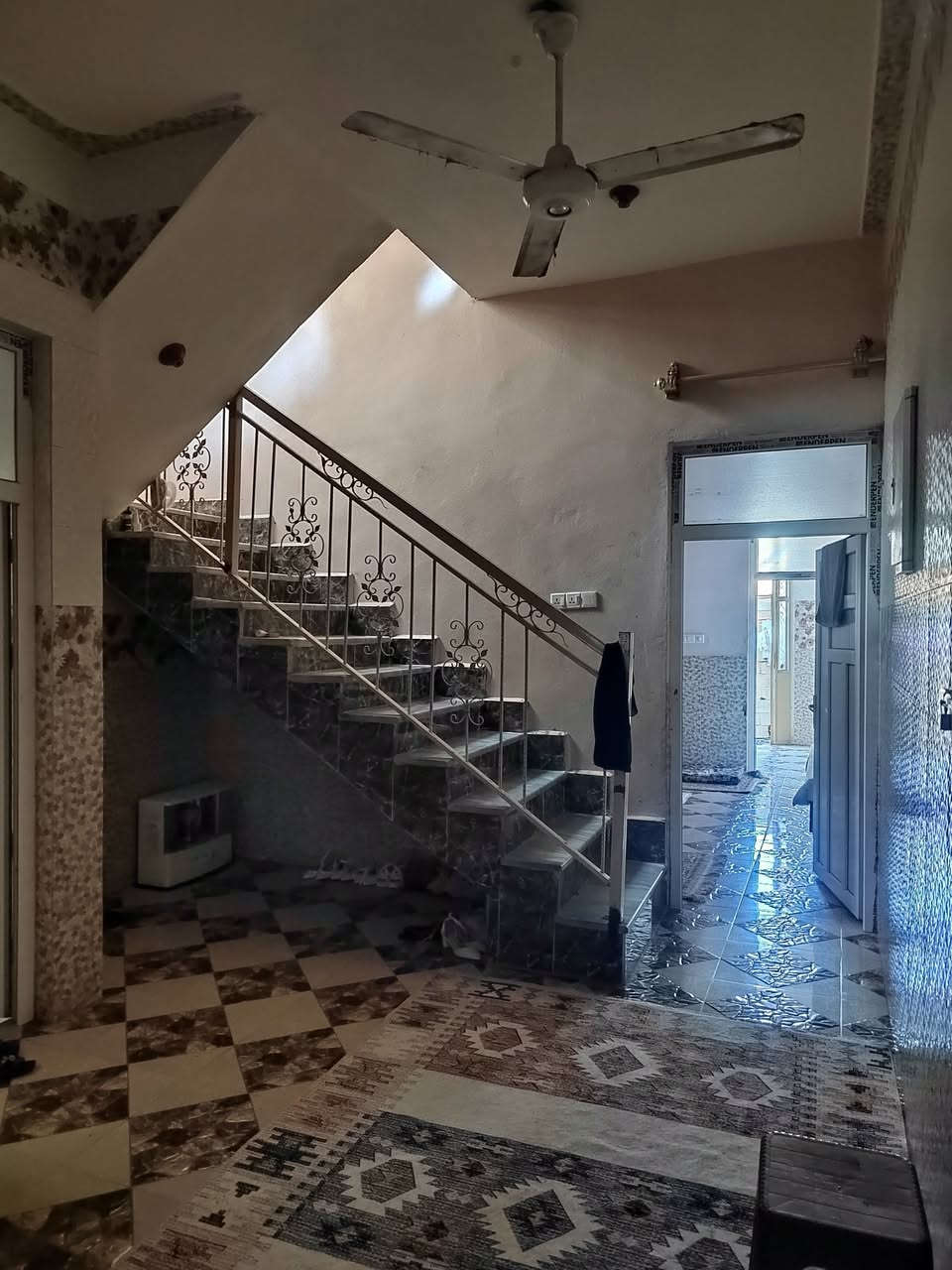 دار للبيع عدد /٢
بناء حديث سنة ٢٠١٤
طابو /تحويل مباشر
المساحه 200 متر للدار الواحد
بيت سيراميك بالكامل ب استثناء الطرمه 
العنوان : حي الأندلس  قريب ع محطة القطار
تفاصيل الدار :طابق واحد /غرفتين نوم /هول /استقبال /صاله /مطبخ /حمامات منفصله /كليدور
الدار جاهز من كلشي بس تسكن

السعر ٦٨ مليون للدار الواحد وبي مجال
للاستفسار الاتصال على الرقم
***********
 ***********
او مراسله الصفحة
