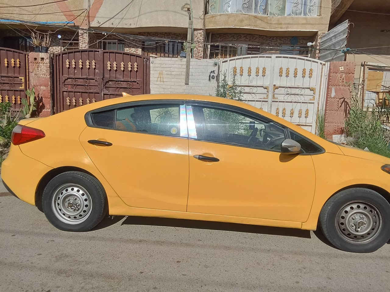 السلام عليكم فورتي 2015 امريكي محرك كير مكفول تبريد شغال  بيها بابين تبديل  شواصي الغود مكفول بسمي هزه جديده مصفره غرامه هيئه ستفسار السعر 95 بيها مجال ***********  ترهم مراوس حسب قناعه
