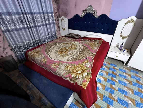 للبيع – غرفة نوم تركية 6 قطع (نظيفة ومرتّبة)

معروض للبيع غرفة نوم تركية كاملة مثل ما باين بالصور، تتكون من 6 قطع، شكلها أنيق وبحالة جيدة بشكل عام.

✨ محتويات الغرفة:

1- السرير مع اللوحة الخلفية
• تصميم ملكي بلون أزرق وكريمي
• حشوة كبس أنيقة باللوحة
• زينة جبسية بنقوش ذهبية
• السرير ثابت وما بيه خلخلة
- دولاب كبير 3 أبواب
• لون كريمي مع إضافات باللون الأزرق والوردي
• زخارف ذهبية
• مساحة داخلية واسعة للملابس والتخزين 

السعر مناسب ومراعاة للجادّ فقط
والتواصل على الخاص للاستفسار أو المشاهدة.
***********
