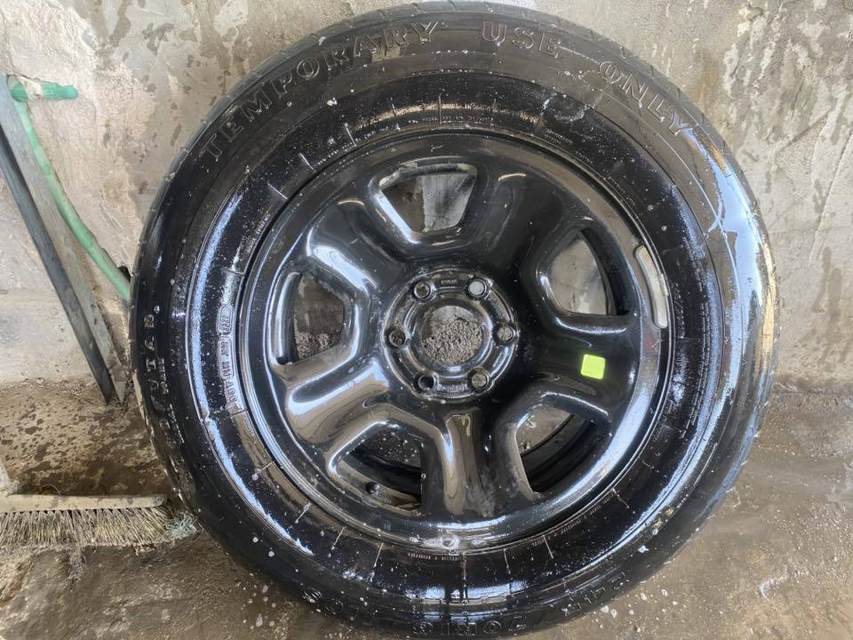 السلام عليكم عندي ذني الغراض جدد مال سيارتي بك هورن موديل ٢٤ سكنات زوج او مري زوج او سبير كلهن جدد شغالات فول هذارقمي ***********
