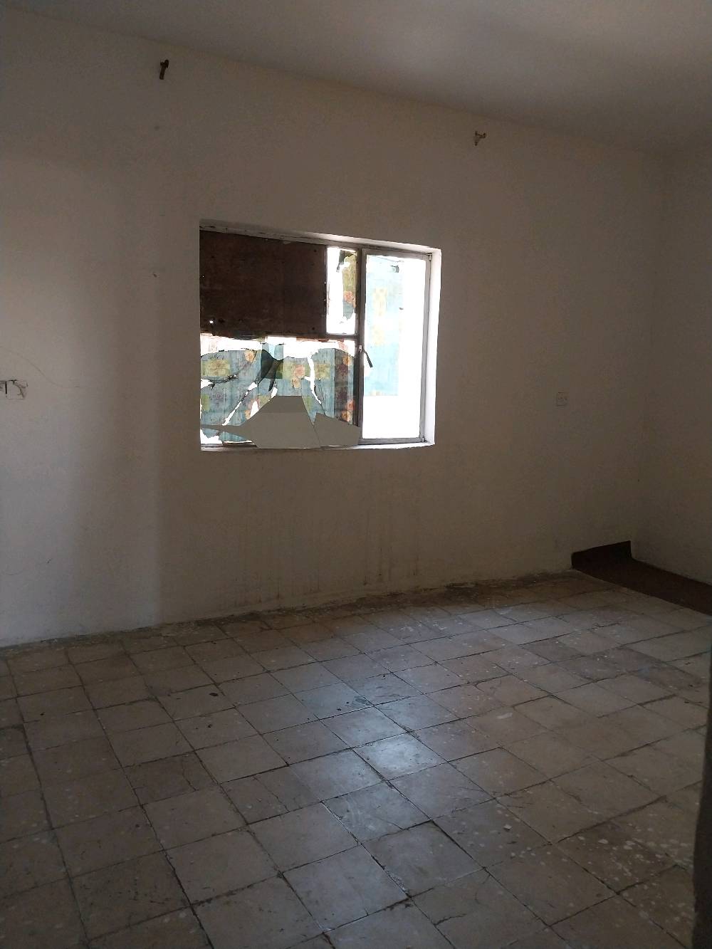 طابق ثاني للايجار بغداد الزعفرانيه الربيع الشارع العام قرب الشركة الخفيفة خدمات كامله السعر بالاتفاق ثلاث غرف كبار وصاله مطبخ حمام  مخزن صغير بيتونه واسعة وسطح كبير جدا امانه البيت نفه واسع بالكونه علشارع
شكد الإيجار الشهري بالضبط، وبيه مقدّم/تأمين لو بس بالاتفاق؟: 
٤٠٠ بدون مقدمه وبي مجال بالاتفاق
الطابق الثاني هذا مناسب للعوائل لو للطلاب/العزاب همين؟ وشنو شرط السكن عندك؟: 
للعوائل او مخزن
بيه عداد كهرباء وماء منفصل لو مشترك؟ ووجود المولدة/الإنترنت متوفر لو لا؟: 
كهرباء وطنيه وسحب وماء منفصل وتانكي مي وماطور مي
البيت يحتاج تصليحات أو تنظيف قبل السكن، لو جاهز مباشرة؟ وإذا أكو، شنو الأعمال المطلوبة؟: 
جاهز مجرد تنظيف بسيط بالمكنسه الكهربائيه من الاتربه
تگدر توضح رقم المنطقة أو أقرب معلم أدق حتى يعرفون المشترين/المستأجرين مكانه بالضبط؟: 
شارع الربيع العام بالزعفرانيه قبل شركة الهلال 
