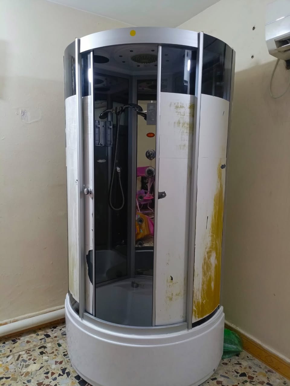 السلام عليكم جاكوزي للبيع نظيف مثل ما موضح بالصور  ب300 وبي مجال عنوان بغداد للاستفسار ***********
