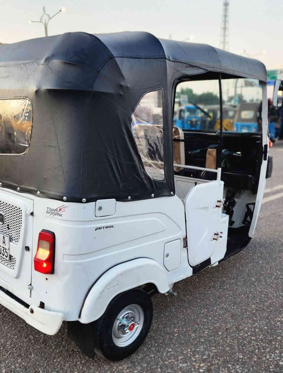 سلام عليكم شباب تكتك للبيع مديل 2022شهر ال10رقم وسنويه لوحات نكليزي تكتك كفاله عامه مكينه بوشه وبستم فقط كهرباءيات كله شقاله تخم تاير جبلي كاعيات ودوشمه كبات تكتك جاهزه نكره سلف للشارع كبل مكاني البصره قضاء القرنه قرب المحكمه الجديده وهاذه رقمي ***********
 والسعر 8600وبيه مجال للطيبين تعال وتدلل
