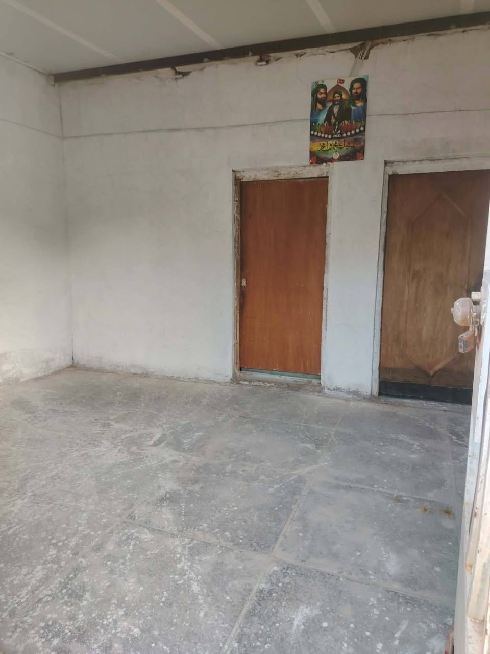 مساحته ٢٠٠
غرفتين وصاله ومطبخ
وصحيات ومنور
وحديقه ٥٠ متر
سند ٢٥ مرقم بالبلديه

استفسار اتصل ***********
