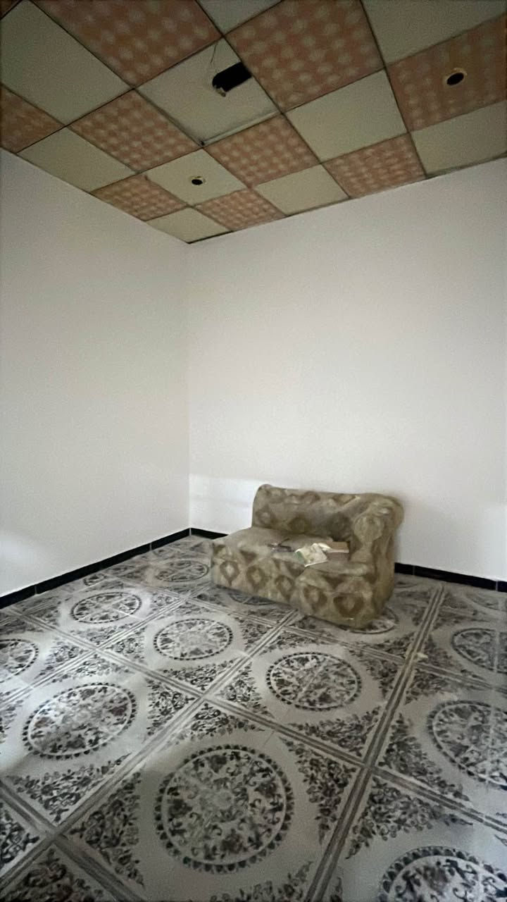 بيت للإيجار في الجمهورية الاولى مساحة 110 متر يتكون من غرفتين نوم وصالة واستقبال ومطبخ وصحيات داخلية وخارجية وطارمة صغيرة ومخزن سعر الايجار 600 الف للتواصل *********** البصرة, العراق
