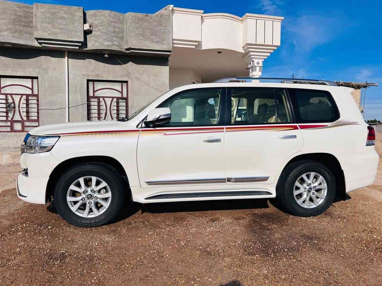 اسلام عليكم لاندكروز ابريم ١٧ بسمي السياره ماشيه ٧٦الف حقيقي السياره جديده او مكفوله كفاله عامه من صبغ او بارد كله وضع شركه.  تايرات الخلفيه بعدهن مال الشركه بيهن.السعر ٤شدات او ٩٠ورقه  مكان السياره بغداد التاجي. الرقم الهاتف *********** بي واتساب
