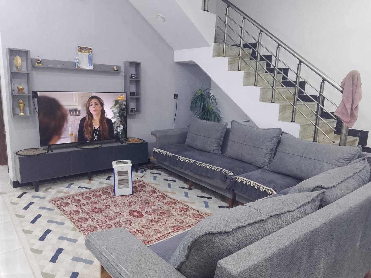 أغراض بيت
غرفة نوم نفر واحد 
غرفة نوم نفرين
تخم 10 مقاعد 
ديوان 8 مقاعد 
ميز طعام مع 3 كراسي
سبّلت عمودي نوع ميديا
طبلات 5 قطع ، 4 صغار مع 1 كبيرة (وسطية)
كاونتر 3 أمتار Hdf خشب
ثريات قطعتين 3 ألوان
مكاني زعفرانية ***********
