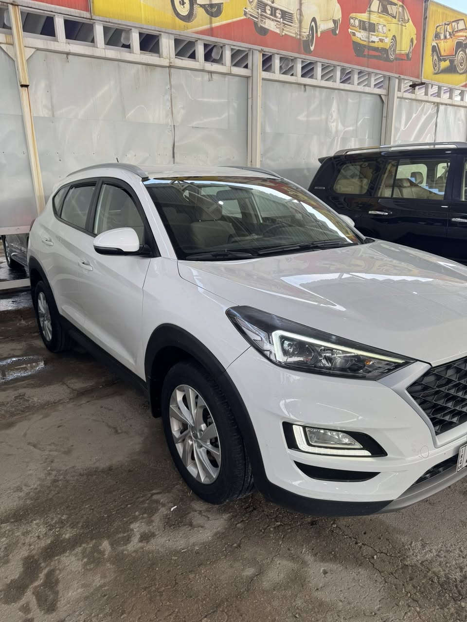 السلام عليكم 
توكسان خليجي مديل 2020 
السيارة مكفولة من صبغ فقط مكانات بارد 
السونار موجود بداخل المنشور
محرك 2400 ما مفتوح برغي بي وضع شركة
4ويل ماشية 130 الف كيلو متر حقيقي
رقم اربيل دولي مكان السيارة النجف الاشرف
السعر 175  قابل للتفاوض 
الاستفسار ***********
