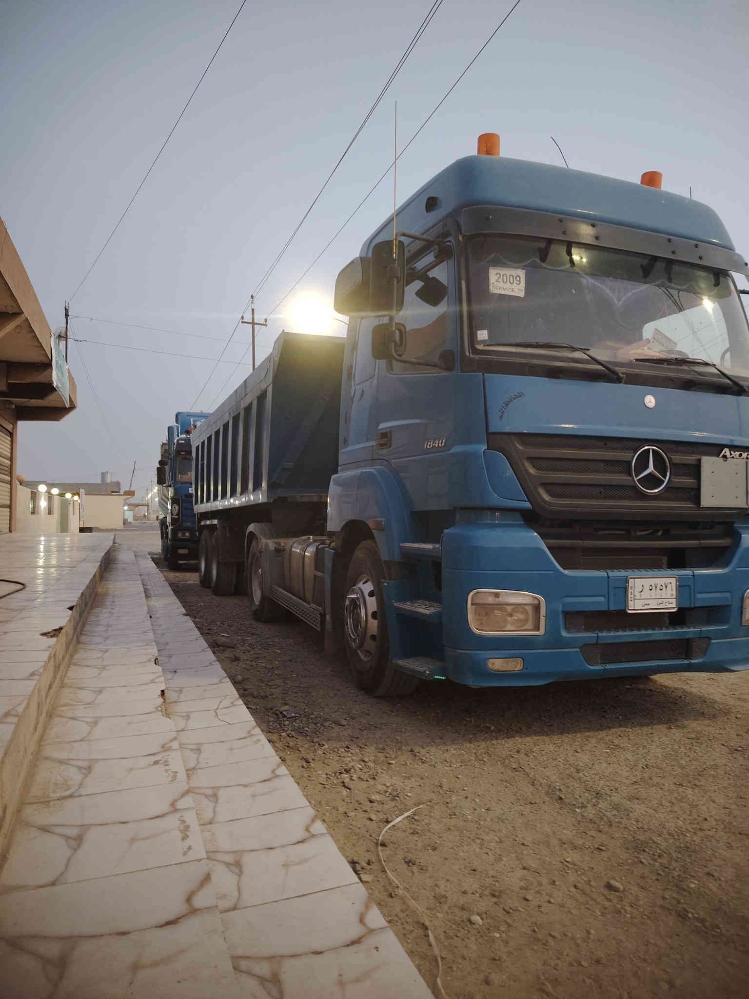 سلام عليكم للبيع نساف مايلر ٢٢ متر دنكرين دناكير مربع تخم تايرات جديد شرط بريك بونزات جديد شرط لا كلب ولا ميلان البودي رقم واحد جوه شغل هسع السعر ٨٨ وبيه مجال اتصل وتدلل *********** الشرقاط
