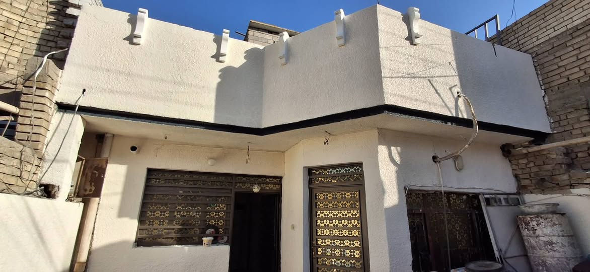 سلام عليكم الدار للبيع مساحه ١٥٠ طابو ملك  كامل خدمات الساهرون طابق ونص  يحتوي البيت على ٣ غرف نوم صاله مطبخ ستقبال  مناور. ٢ حمامات ٢      الشراي خابر على رقم ***********  بي وتساب
