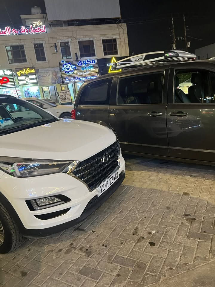 السلام عليكم هونداي توكسان موديل ٢٠٢٠ خليجي بغداد وكالة الكاصد تجي فول مواصفات بانوراما 
كراسي ثنين كهرباء 
حساس امامي خلفي 
محرك ٢٠٠٠ دوش 
بصمة ابواب وتشغيل 
شاحن واير لس 
شاشة ابل كار بلي 
اريل نفكيتر 
تحكم ستيرن 
تبريد قطعتين 
لايت خمس عدسات 
اشارة لكزز
دشبول كاربون فايبر 
السيارة بيهه مكانين صبغ  بالكشر بس بدون دواخل نهائي مكانات بارد
وبيهه سونر السيارة 
مكانها بغداد العامرية 
سعر البيع 155 اكرر قطعتين صبغ فقط ابيع حساب حزام
***********
