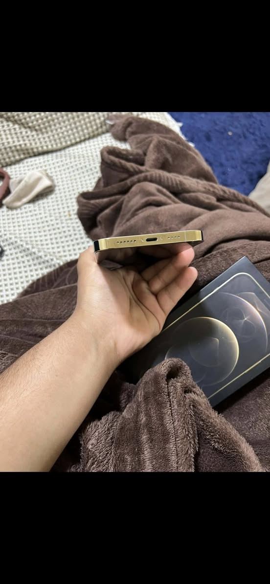 السلام عليكم ورحمة الله وبركاته جهاز آيفون ١٢ برو ماكس جهاز فول فول نضافه تشوفه تكلي هاذ مامستخدم هلكد مانضيف وجهاز شخط واحد مبي شاصي وشاشة وضهر فول نضافه الجهاز ممفتوح ابد جهاز وتر بروف مامبدل شي الجهاز مع كارتونة وكفر وعدسات حماية كامرات جهاز لوك بحالة الوكالة هوة وجديد سوة ذاكرة ٢٥٦ بطارية ٧٥ انساه بشحن اللون المميز مكاني بغداد السعر ٤٥٠ الف بي مجال 
***********
