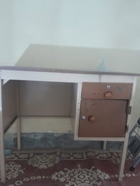 ميز حديد نظيف للبيع ٢٥ ألف  07819038586 واتساب