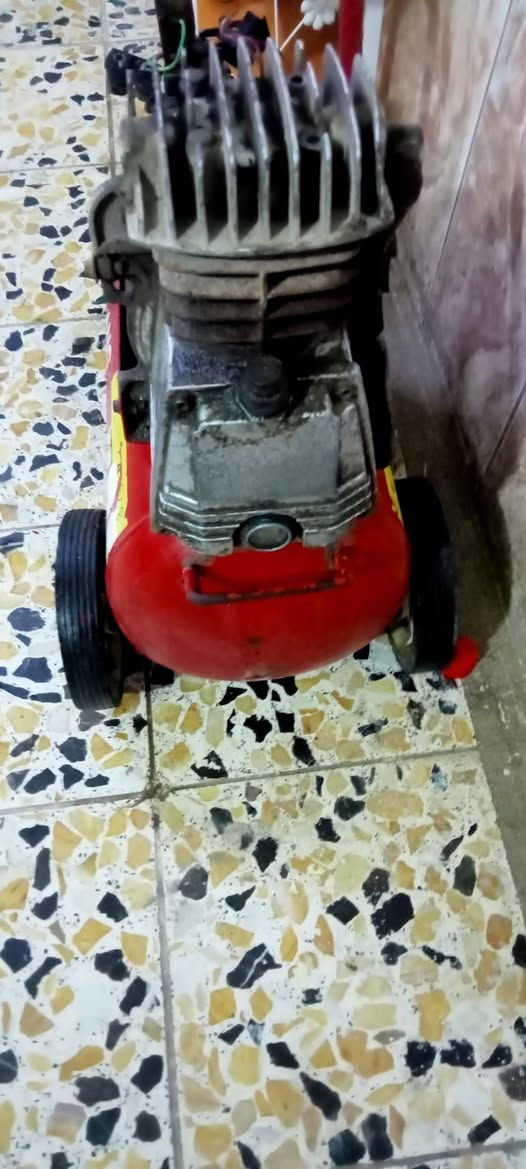 السلام عليكم للبيع كمبريسر شغال بس مهمول كوري 45الف مكينة لحيم ابهل شكل هم متروكة ملف 30الف بغداد ***********
