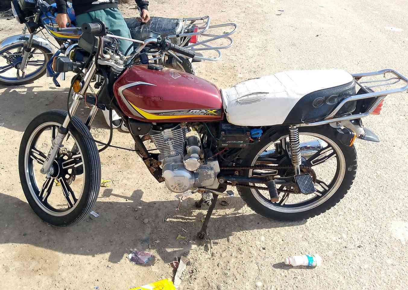 سيفان 21 مكينه خير من الله
كهربايات كلها شغاله بس نقص باتري 

اوراق بيها ومكفوله كفاله عامه 

السعر 400 وبيها مجال حك الجيه مكاني ديالى الغالبيه  رقم الهاتف ***********
