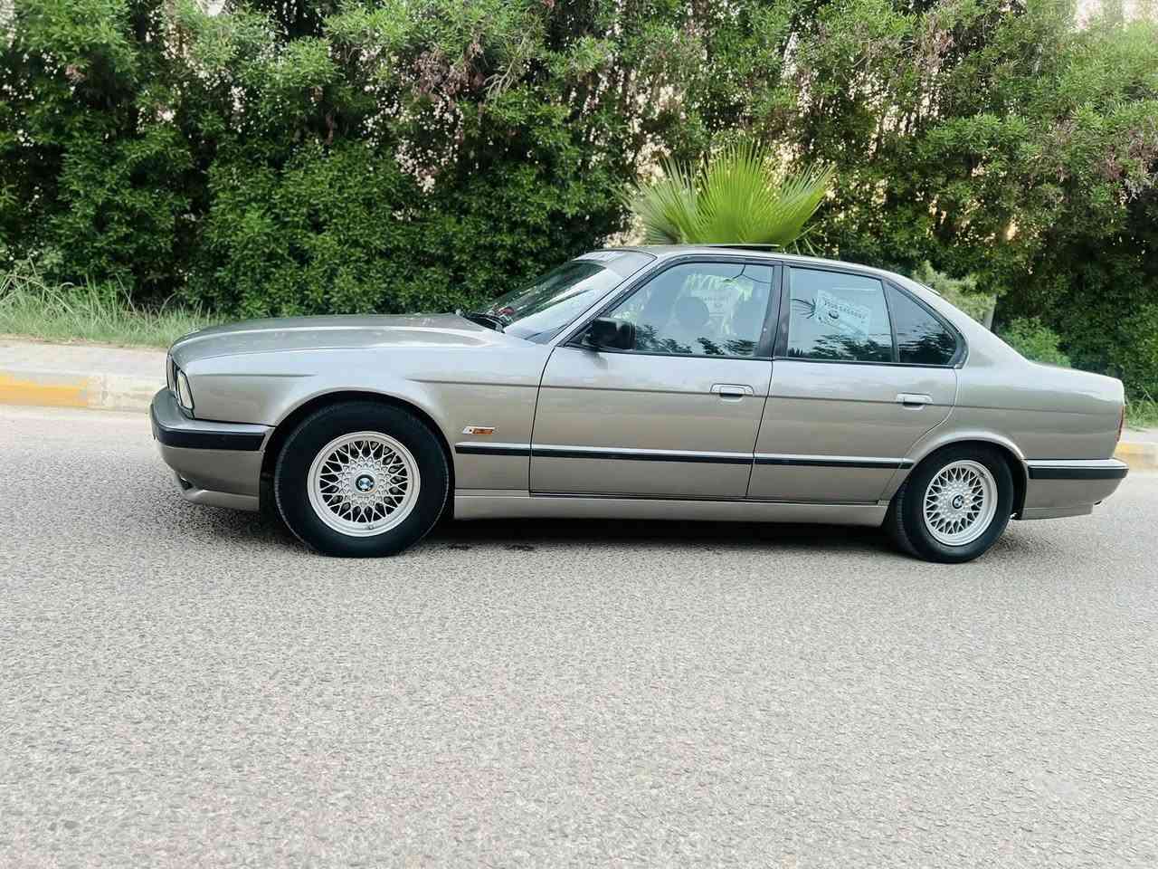 سلام عليكم 
للبيع 525 اصل بليته وسنويه سياره كفاله 
محرك وكير خير من الله وفول نعومه 
حداديه جديده مضافه 90 ‎%‎
تخم تاير جديد +باتري جديد 
سيرفر بانزين كامل ادامه جديده 
تبريد تبريد بل صيف ثلج وخير من الله 
سياره بجم عريض 
فتحه سلايت تلث طكات 
دعاميات M
أربع جام كهربائيات دبل جكمجه 
الغرفه جديده  ونضافه فول صاج ملكي 
اي بي إس 
تبريد قطعتين  مري منفصل 
الاستفسار وطلب سعر اتصل ***********
المكان الدوانيه
