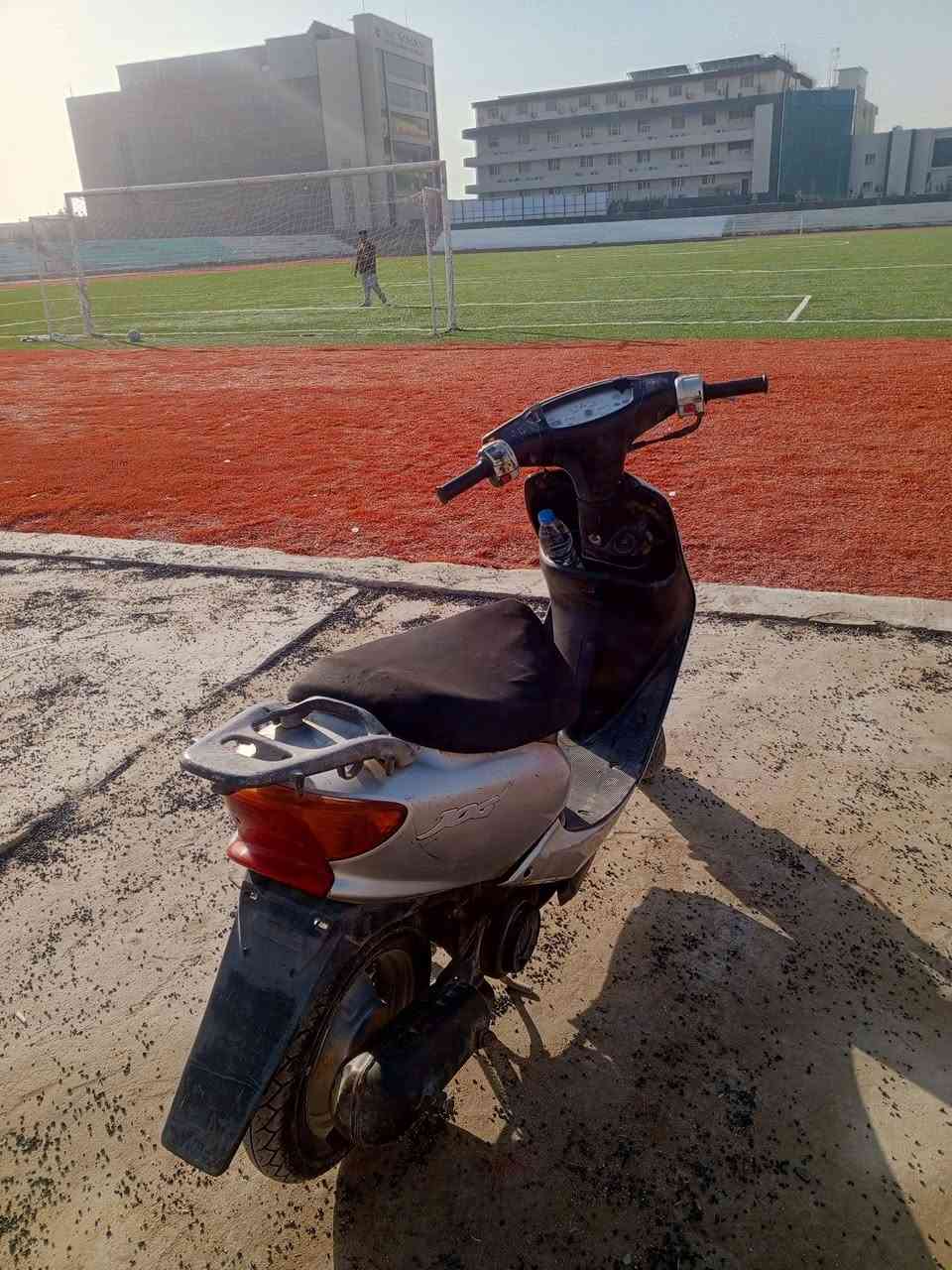 دراجه عصفوريه للبيع دراجه عوزها دبل الكدام محرك نكره هندر واحد سلفها شغال باتريها جديد بس ربط روس باتري عوزها  السعر 300وبيها مجال ***********  ذي قار حي التضحيه
