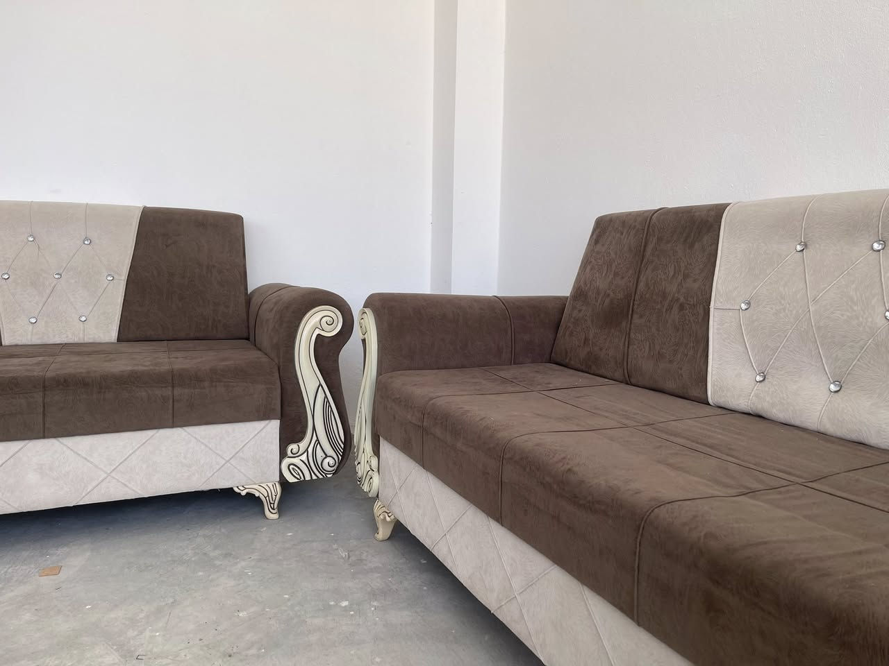 تاقمی میوان
هاتینەوە بەشتێکی جوانو هەرزان 
تاقمی میوان 10نەفەری دەست کردە 
بێ عەیبە زۆر پاکو خاوێنە
ژم***********
