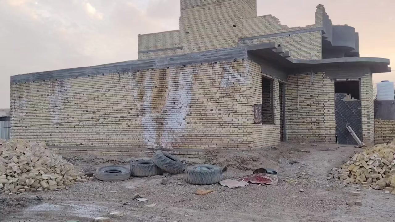 السلام عليكم بيت هيكل للبيع الهيكل غرفتين العرض اربعه والطول خمسه الغرف وصاله العرض اربعه والطول 10 والديوانيه الطول تسعه  والعرض اربعه صحيات وبصفه قطعه مساحتها 400 والبيت مساحته 250 الشارع العرض  العرض مالته 14 متر ما متواجد على الفيس هذا رقمي واني حاضر المكان ناصريه مركز قرب مدرسه الاماميه العلسريع تنزيل شويه ***********
