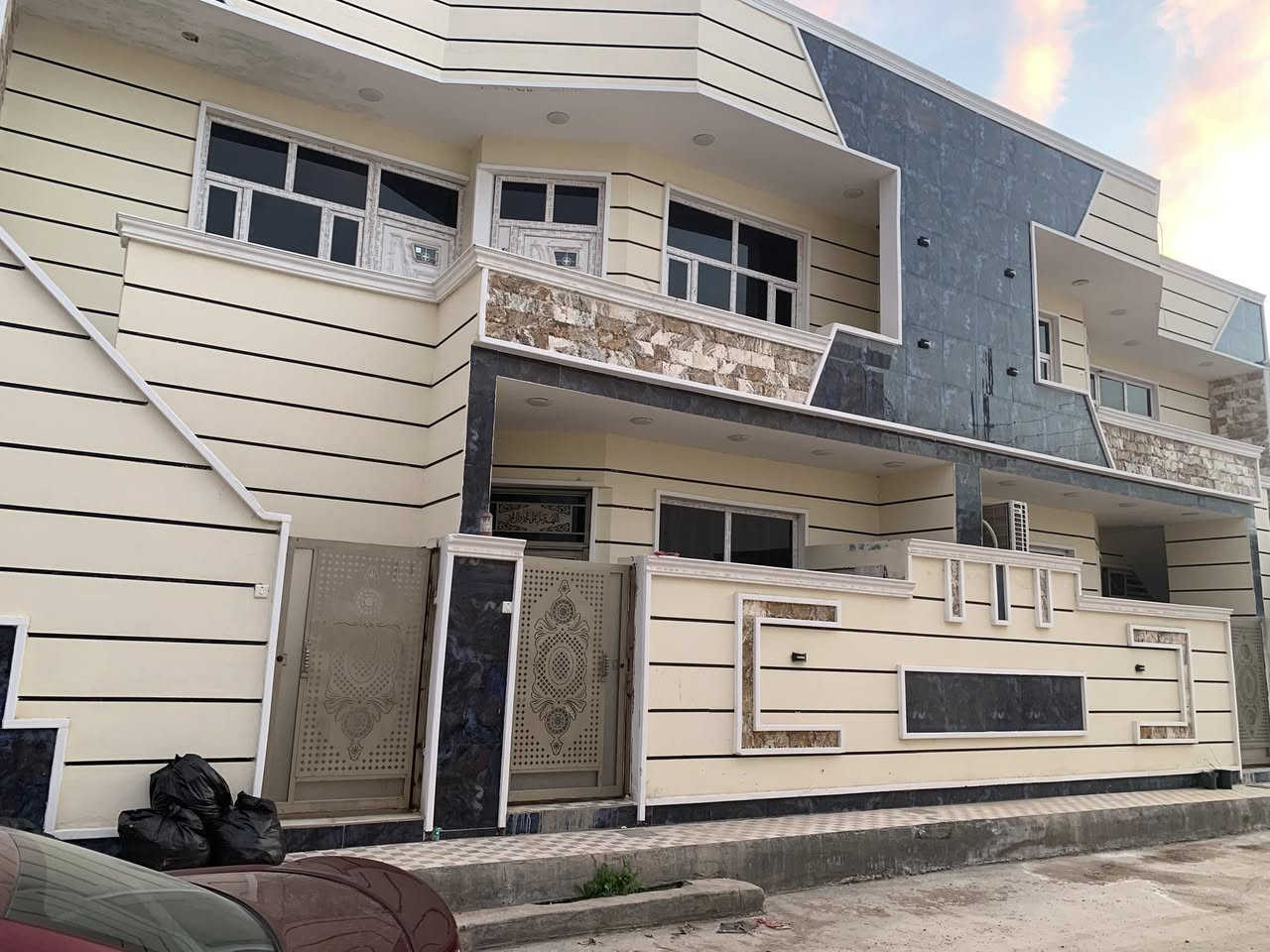 السلام عليكم مشتمل للبيع مساحه ١٠٠ م مربع طابو زراعي سند ٢٥ وكالة يحتوي على غرفة نوم وحدة واستقبال وصالة ومطبخ بعقوبة تقاطع القدس خلف البانزين خانة الجديدة موقع مميز بناء حديث ٢٤ الاتصال *********** واتساب او خاص علماً سعر مناسب جداً
