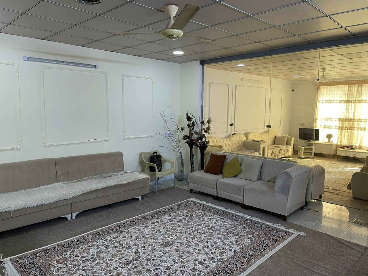 السلام عليكم للبيع بيت 200 متر  طابقين
رابرين شارع ملتي مول  غرفتين نوم  صاله وهول ومطبخ  حار وبارد   الطابق الأرض
مؤثث  السعر 10 شدات  ***********
