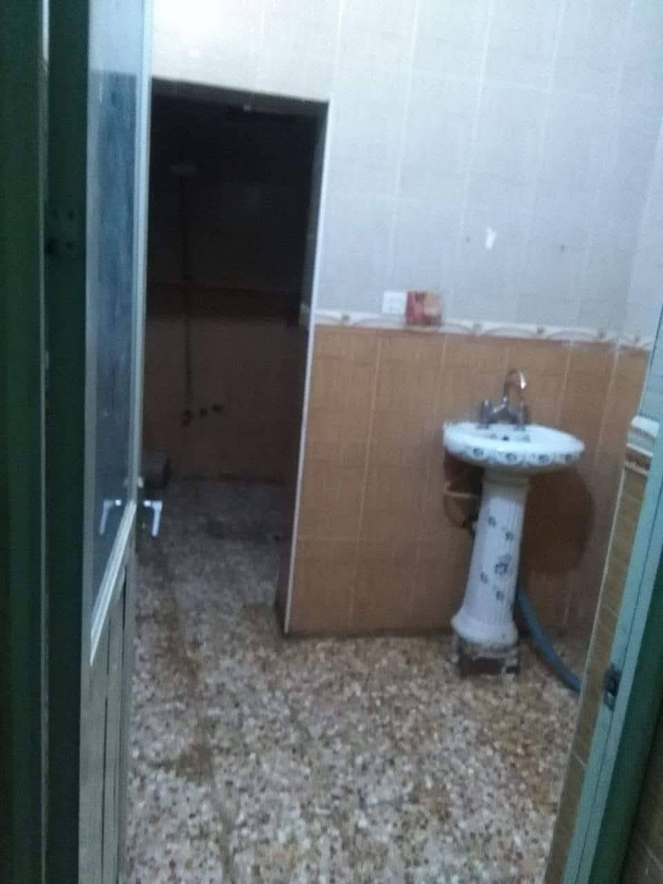 يوجدبيت للايجاربالتقيه الثالثه شارع مطعم بغداد اول فرع بالتقيه البيت يتكون
من مطبخ صاله ومجمع حمامات وصاله وثلاث غرف بالطابق ومجمع حمامات بالطابق الثاني للاستفساراتصال ***********
