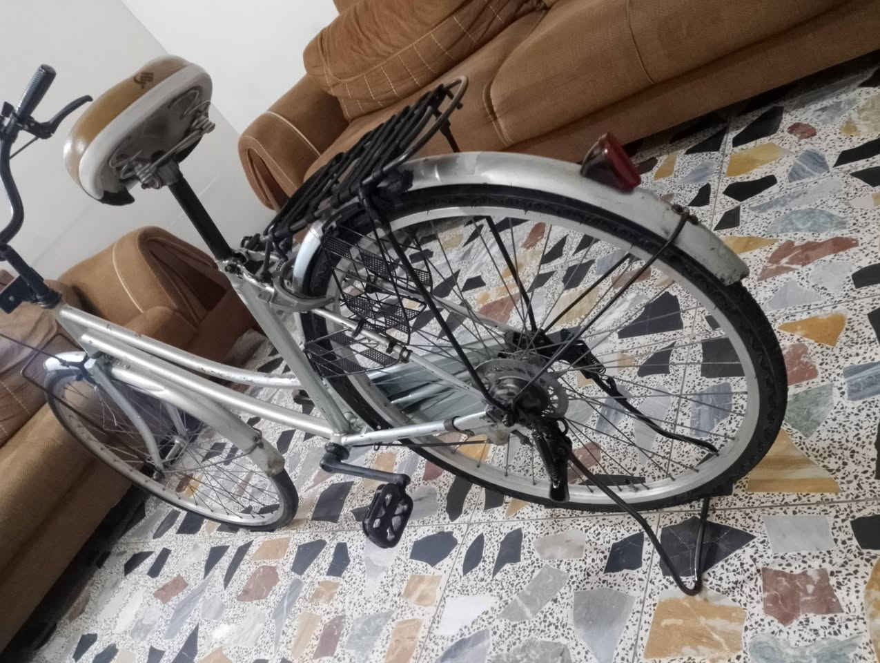 سلام عليكم بايسكل للبيع سعر 65 وبي مجال ***********
