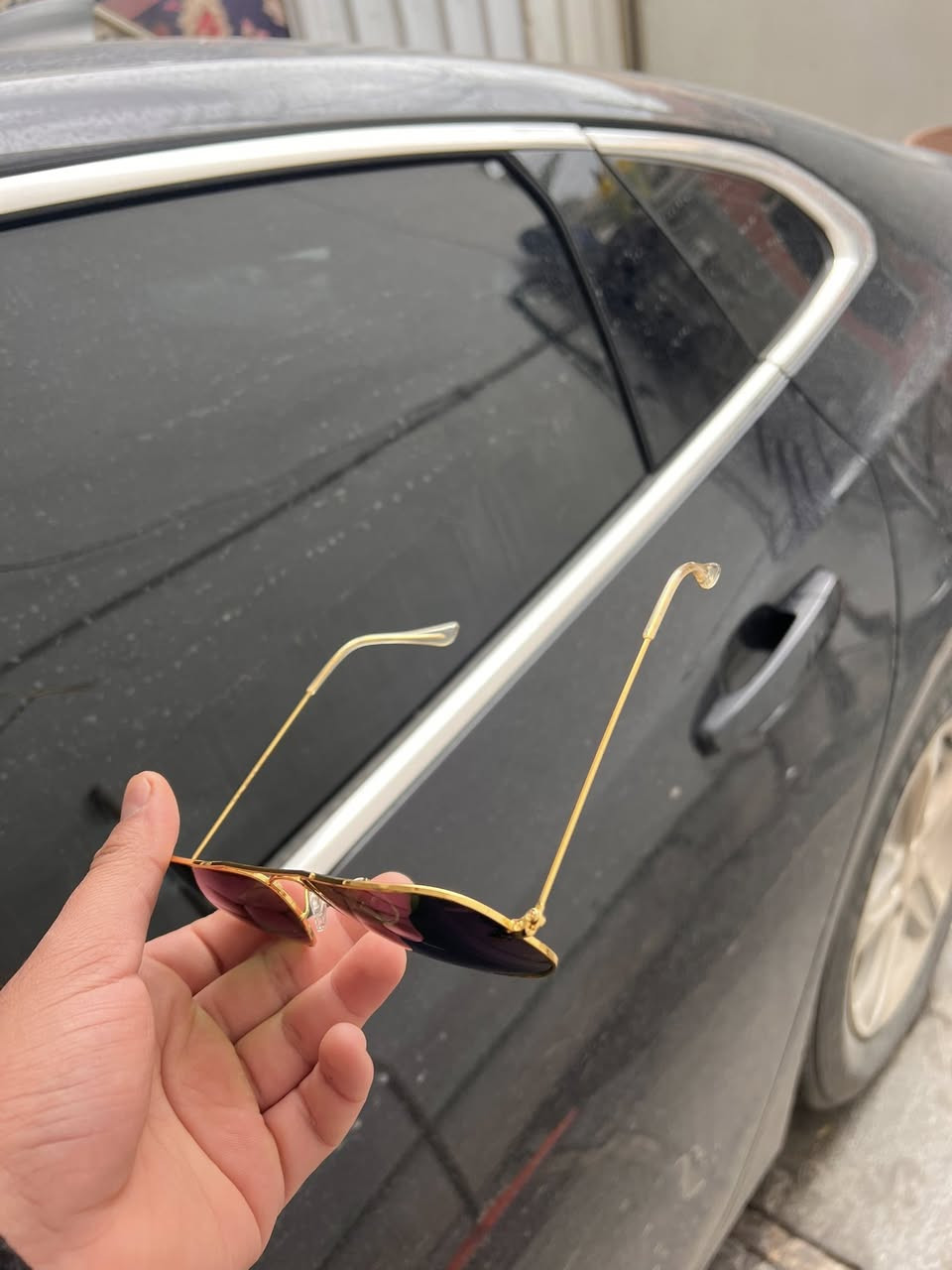 Ray-Ban 

نوع العدسات: عدسات Mirror (مرآة) باللون الأرجواني أو البنفسجي الساطع، وهي مصممة لتقليل التوهج بشكل كبير وإعطاء مظهر جريء.
• الإطار: إطار معدني نحيف باللون الذهبي (Gold Frame)، وهو المزيج التقليدي والأكثر شهرة لهذا الموديل.
• الشكل: تصميم العدسة يأتي بشكل "الدمعة" (Teardrop) المميز لنظارات الطيارين، والذي يغطي مساحة واسعة من العين لحمايتها من الضوء من جميع الزوايا.
يظهر شعار Ray-Ban بوضوح باللون الأبيض على الزاوية العليا للعدسة اليمنى، وهو أحد علامات الأصالة في هذا التصميم.


**إذا كنت صاحب هذا الإعلان وتريد حذفه لأي سبب، رجاءا أرسل رسالة إلى الدعم الفني**