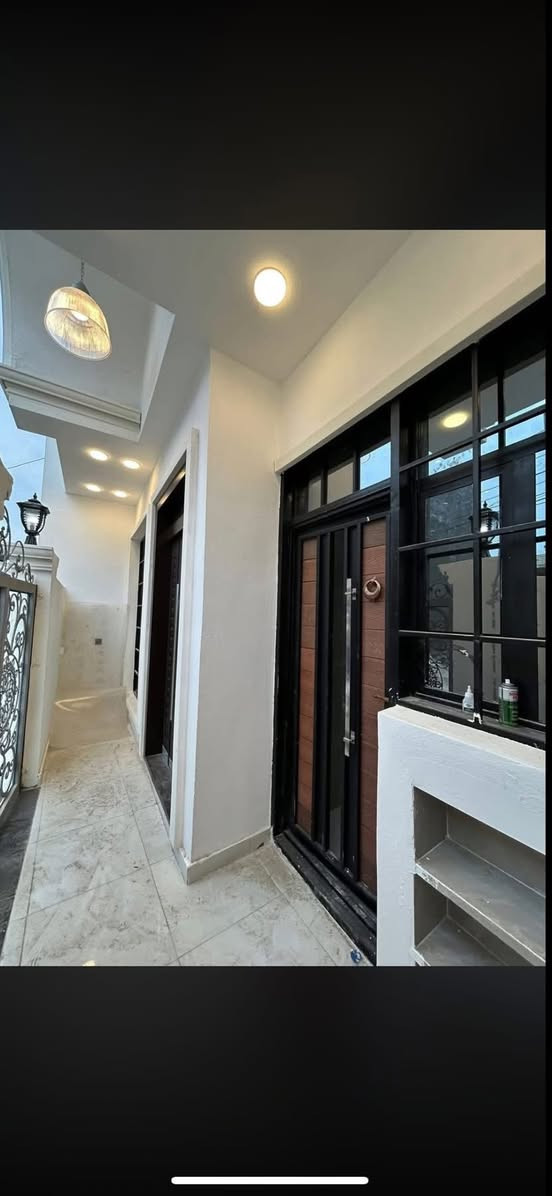 ✨ بسم الله ما شاء الله – فرصة ما تتعوّض (بيع مستعجل) ✨
🏡 بيت أنيق بطراز مغربي مميز، جاهز للسكن فوراً وبموقع هادئ ومطلوب

🔹 المساحة: 100م

🔹 الواجهة: 6.25م | النزال: 16م

🔹 طابق ونص بتصميم عملي ومريح

تفاصيل البيت:

✔️ غرف نوم 2

✔️ صالة كبيرة مفتوحة على الحولي مع قاطع سلايد

✔️ مطبخ عملي

✔️ حمّامين

✔️ منور يضوي البيت ويوفر تهوية ممتازة

📑 السند: طابو زراعي (25)

📍 الموقع: الدورة – البوعيثة – السلطان الثالث

منطقة هادئة وقريبة من جميع الخدمات 🛍️

🚨 بيع مستعجل وسعر قابل للتفاوض

📞 للاستفسار:***********

📲 اتصال / واتساب

لا تضيع الفرصة… بيت مرتب ينتظر صاحبه �
