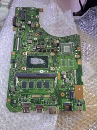 هذه لوحة أم (Motherboard) لجهاز كمبيوتر محمول من طراز ASUS X556U.  الن...