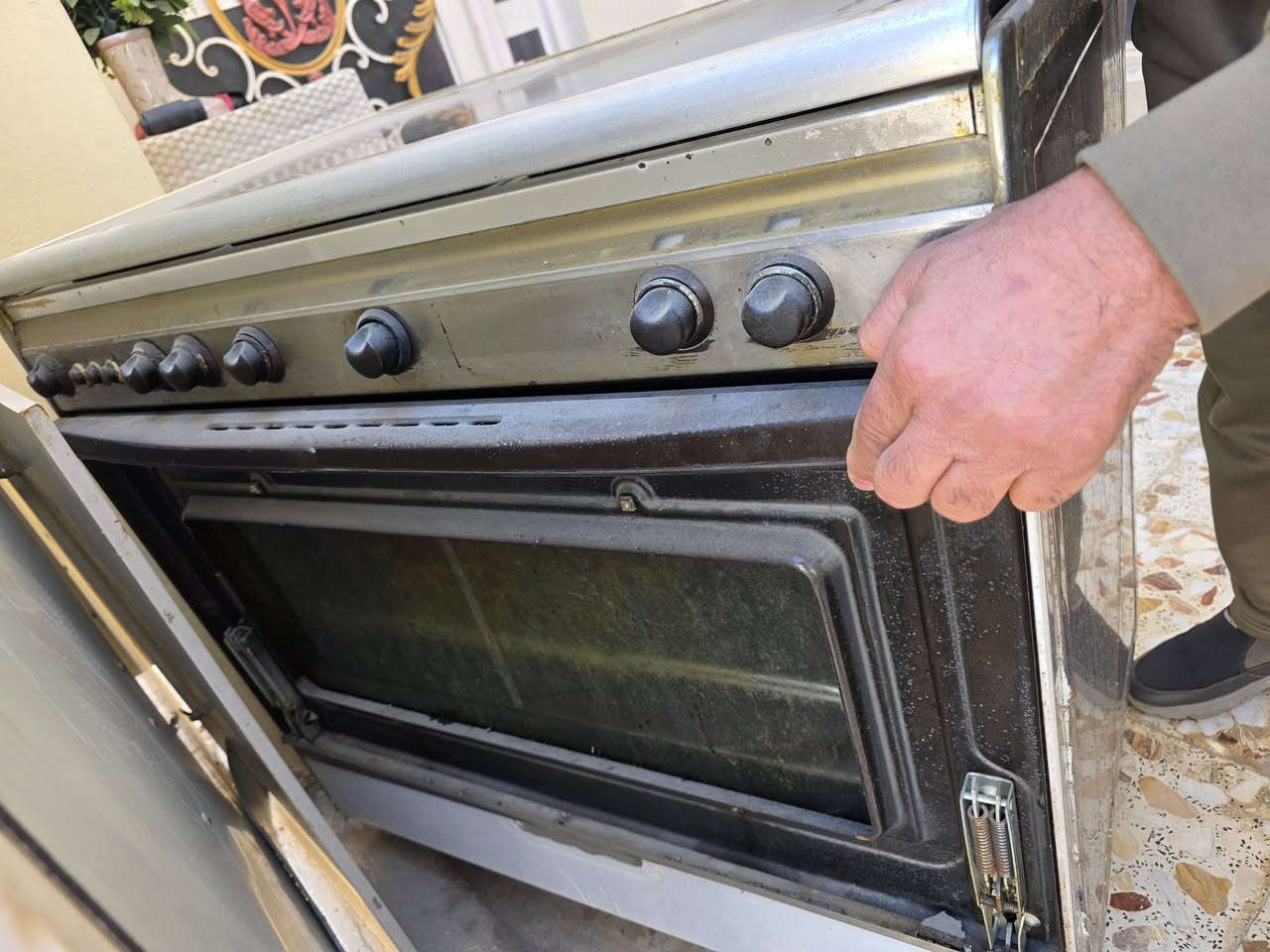 طباخ كريازي  مابي  اي نقص كلشي شغال بي وفقط جامه جوه الاماميه مكسوره فقط ونظيف  مرتب   مكان تواجد بحي ميسان يم الجوهرة العرب *********** سعر المطلوب 150وبي مجال حك جيه فقط والعفو جامة الشوي موجوده فقط منظر  خارجيه مكسوره
