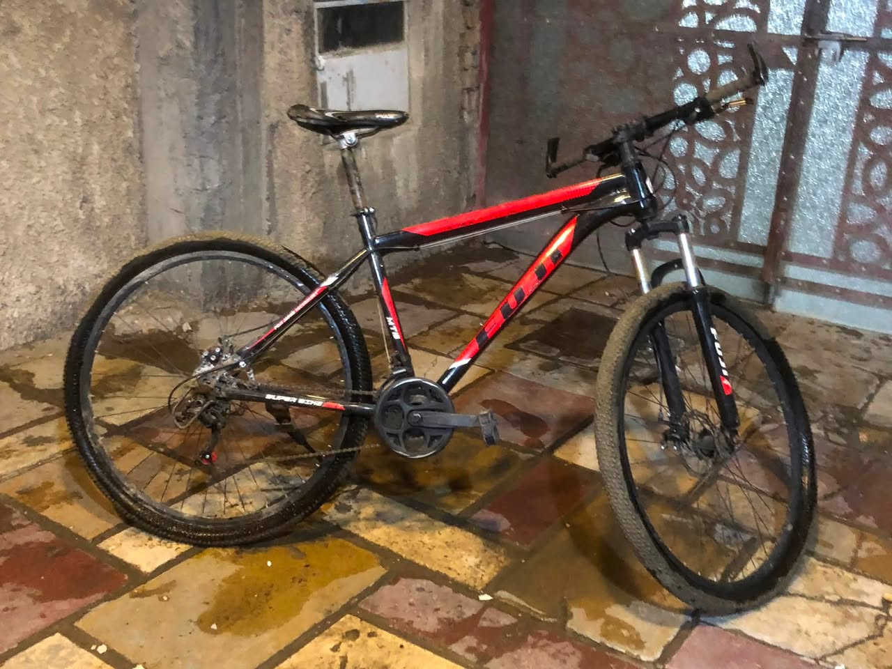 للبيع :
🚲 للبيع بايسكل GT مقاس 29
 • ✅ الماركة: GT
 • ✅ قياس الإطار: 29
 • ✅ اللون: أسود / أحمر
 • ✅ نظام غيارات
 • ✅ فرامل دسك أمامية وخلفية
 • ✅ مساعد أمامي
 • ✅ الحالة: نظيف وجاهز للاستخدام

مناسب للمشاوير اليومية والرياضة والطرق المعبدة والترابية.

📍 السعر: 85 وبي مجال 
📞 للتواصل:***********
