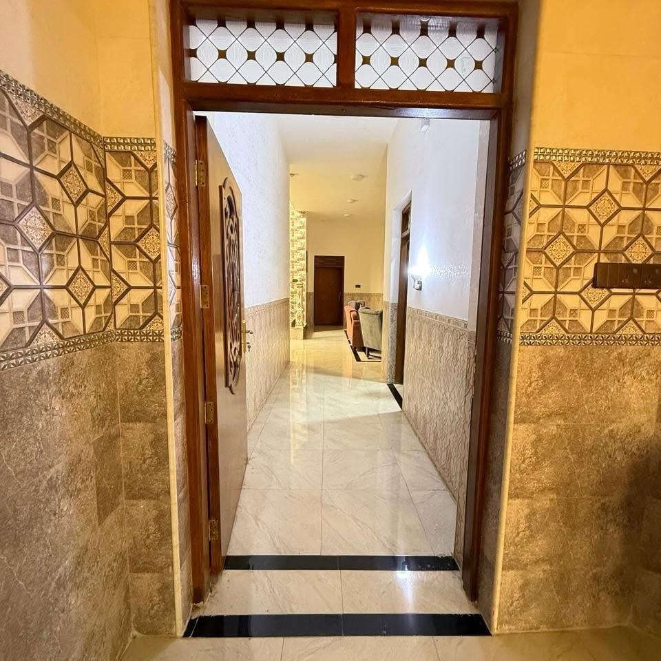 بسم الله وعلى بركة الله دار للبيع طابقين مسلح درجة اولى في الرمادي - الجمعية - قرب جامع اولي العزم مرقم بلديه مفوض للطابو المساحة 361 متر الوجه 16.5 متر الشارع 10 متر مبلط وخدمات كاملة . الدار درجة اولى سنة البناء 2022 * الطابق الاول يحتوي:  كلدور وديوانية كبيرة وصالتين وغرفتين نوم كبيرة ومطبخ حار وبارد ومجمع صحيات داخل وخارج وترك حرف L ومناور عدد 2 وحديقة وكراج كبير ومخزن.  الطابق الثاني يحتوي:  صاله كبيرة وثلاث غرف نوم كبيرة وبلكونات عدد 2 ومجمع صحيات وغسالات  بناء الطابق الاول حجر وسمنت بناء الطابق الثاني طابوق احمر الارضية بورسلين المطبخ والصحيات سيراميك هندي . حزام سيراميك 1.20 متر . الدرج كرانيت مع سيراميك لحد السقف . الشبابيك المنيوم عوازل بالاضافه الى سطح اول وسطح ثاني في الطابق الثاني:  السطح الاول بورسلين السطح الثاني مادة عازلة . يأتي مع الدار كاونتر وسبالت عدد 3 * للمعاينة والاتفاق متوفر واتساب   ***********   لإستقبال عروضكم العقارية بيع ايجار  سكني تجاري زراعي تواصلو واتساب فقط 👇 *********** أعلن معنا لضمان وصول إعلانك لأشخاص مهتمين بشراء عقاراتكم  👍  مع تحيات  عقارات T . A . G . . . #تسويق_عقاري #عقارات #عقارات_الرمادي 
